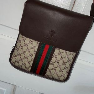 Gucci crossbody, NOT AUTHENTIC.